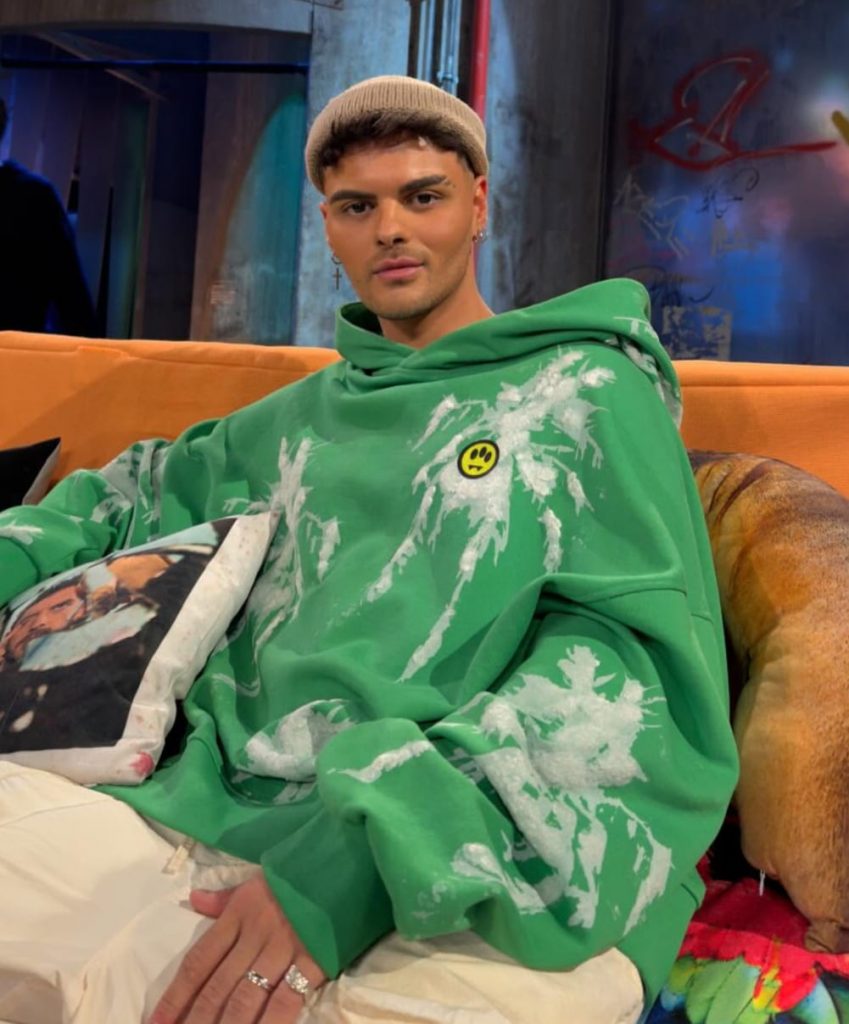 Influencer con sudadera Barrow