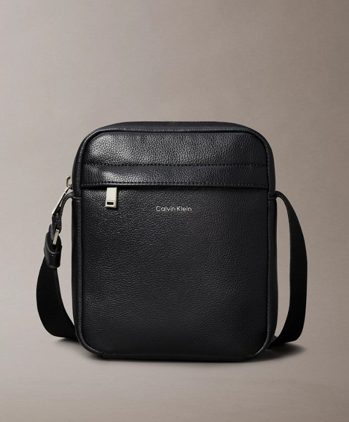 Bandolera Negra Logo Metal-Calvin Klein